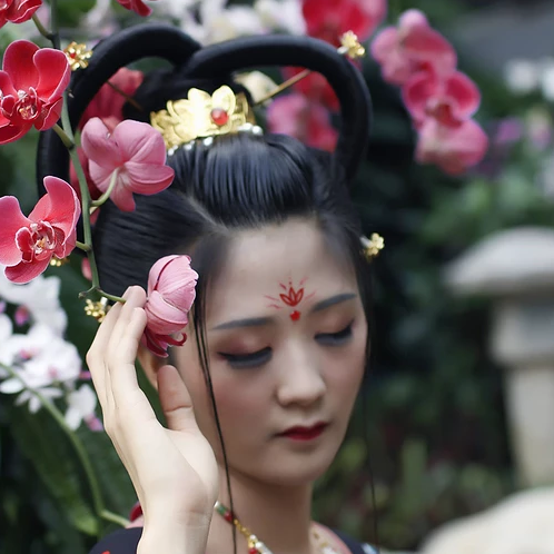 妖艷冷漠的女生頭像，唯美古風真人女子頭像