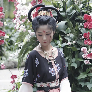 妖艷冷漠的女生頭像，唯美古風真人女子頭像