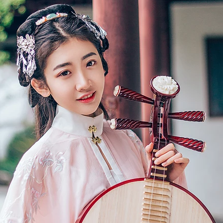 桃花樹下古風頭像，唯美古風粉衣女子真人頭像