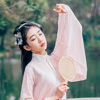 桃花樹下古風頭像，唯美古風粉衣女子真人頭像