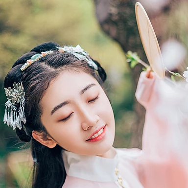 桃花樹下古風頭像，唯美古風粉衣女子真人頭像