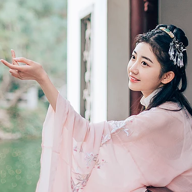 桃花樹下古風頭像，唯美古風粉衣女子真人頭像