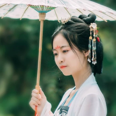 紅衣女子帶傘頭像，唯美古風(fēng)女子真人頭像