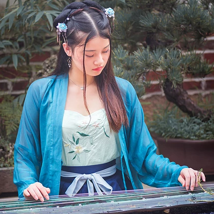 藍(lán)衣帶團(tuán)扇女生頭像，唯美古風(fēng)女子真人頭像