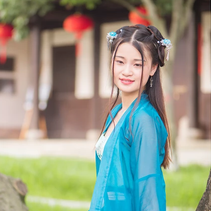 藍(lán)衣帶團(tuán)扇女生頭像，唯美古風(fēng)女子真人頭像
