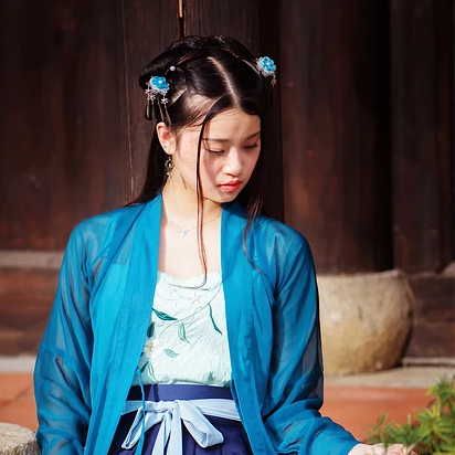 藍(lán)衣帶團(tuán)扇女生頭像，唯美古風(fēng)女子真人頭像