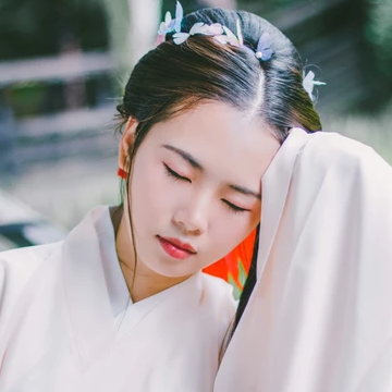 白衣帶折扇女生頭像，唯美古風(fēng)真人頭像