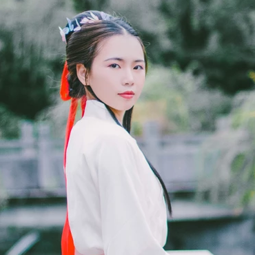 白衣帶折扇女生頭像，唯美古風(fēng)真人頭像