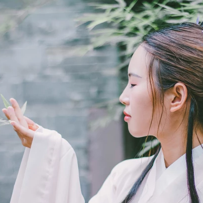 白衣帶折扇女生頭像，唯美古風(fēng)真人頭像