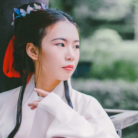 白衣帶折扇女生頭像，唯美古風(fēng)真人頭像