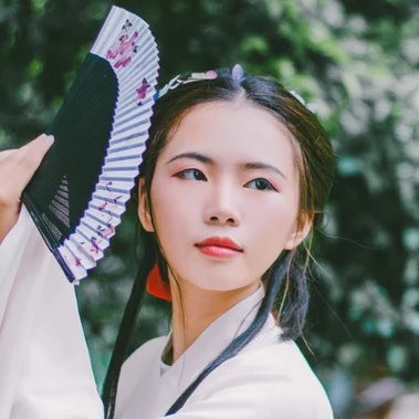 白衣帶折扇女生頭像，唯美古風(fēng)真人頭像