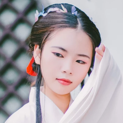 白衣帶折扇女生頭像，唯美古風(fēng)真人頭像