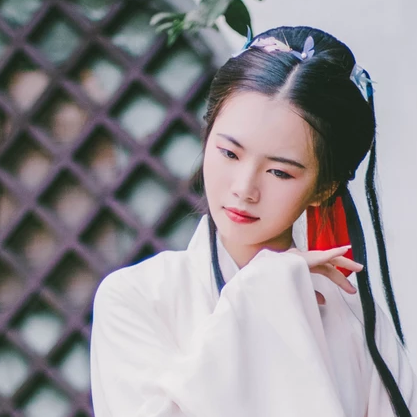 白衣帶折扇女生頭像，唯美古風(fēng)真人頭像