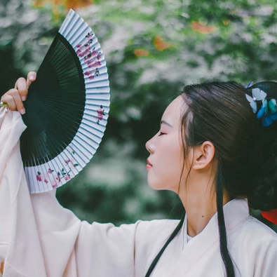 白衣帶折扇女生頭像，唯美古風(fēng)真人頭像