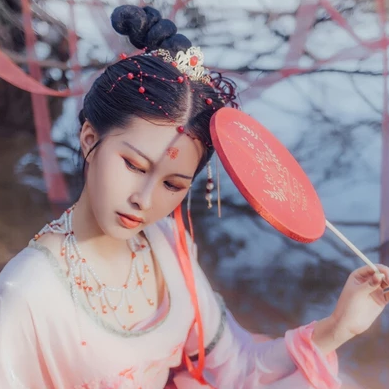 嬌艷彼岸花女子頭像，唯美古風(fēng)真人頭像