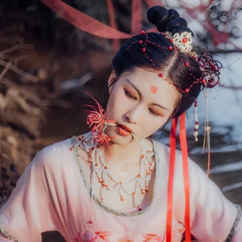 嬌艷彼岸花女子頭像，唯美古風(fēng)真人頭像