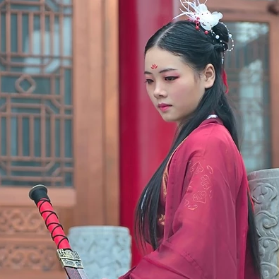 霸氣紅衣女子帶劍頭像，唯美古風(fēng)女子真人頭像
