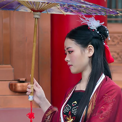 霸氣紅衣女子帶劍頭像，唯美古風(fēng)女子真人頭像