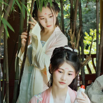 綠陰樹下閨蜜頭像，唯美古風(fēng)女子頭像