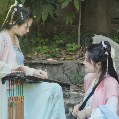 綠陰樹下閨蜜頭像，唯美古風(fēng)女子頭像