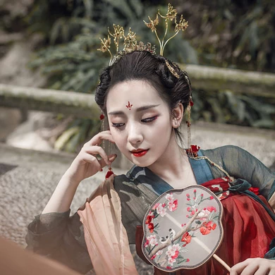 嬌艷紅裙帶紅傘頭像，唯美古風(fēng)女子頭像