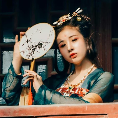 青玉暗紅裙帶團扇頭像，唯美古風(fēng)女子頭像