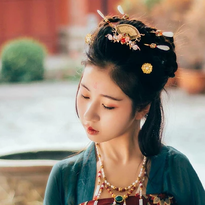 青玉暗紅裙帶團扇頭像，唯美古風(fēng)女子頭像