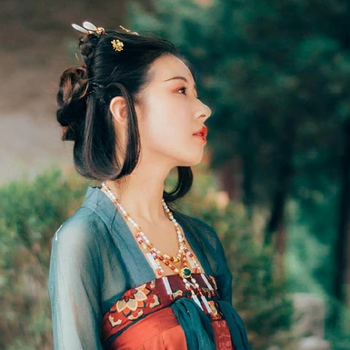 青玉暗紅裙帶團扇頭像，唯美古風(fēng)女子頭像