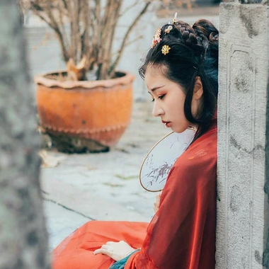 青玉暗紅裙帶團扇頭像，唯美古風(fēng)女子頭像