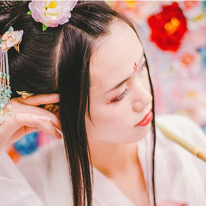 嬌艷花朵粉裙頭像，唯美古風(fēng)女子頭像