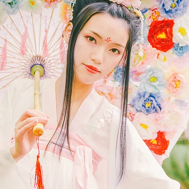 嬌艷花朵粉裙頭像，唯美古風(fēng)女子頭像