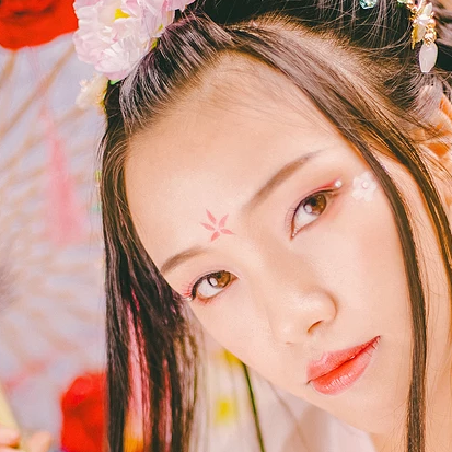 嬌艷花朵粉裙頭像，唯美古風(fēng)女子頭像