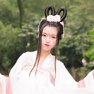 嬌艷花朵粉裙頭像，唯美古風(fēng)女子頭像