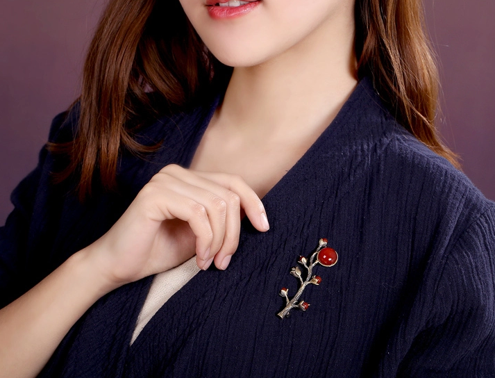 一曲紅塵胸針，優(yōu)雅復(fù)古瑪瑙飾品