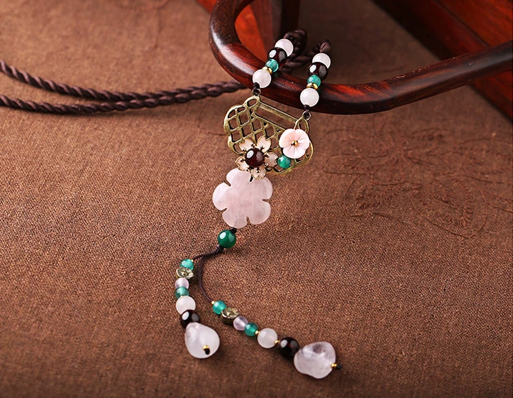 家佳樂文學(xué)粉水晶吊墜毛衣鏈，長(zhǎng)命鎖項(xiàng)鏈?zhǔn)罪? src="/wenxue/d/file/bigpic/190404/04/13-1G023114157.png" style="height: 668px; width: 750px;" / data-Rjnq="eJ3NIi"><br / data-McPA="f8cRoh">
	<img alt=