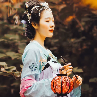 秋意唯美帶傘頭像，唯美古風(fēng)真人女子頭像