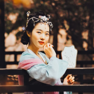 秋意唯美帶傘頭像，唯美古風(fēng)真人女子頭像