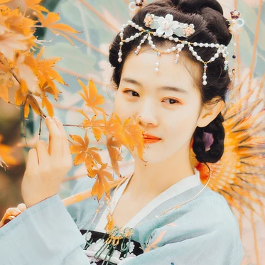 秋意唯美帶傘頭像，唯美古風(fēng)真人女子頭像
