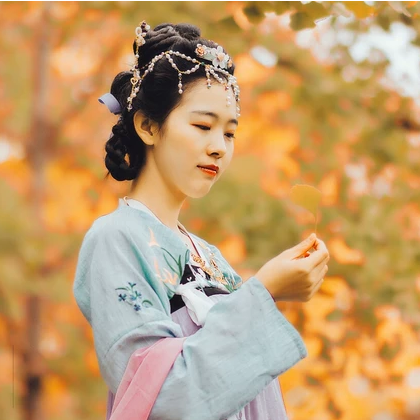 秋意唯美帶傘頭像，唯美古風(fēng)真人女子頭像