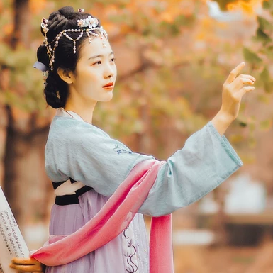 秋意唯美帶傘頭像，唯美古風(fēng)真人女子頭像