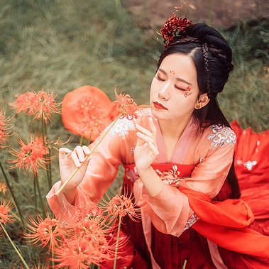 妖艷彼岸花紅衣女子頭像，唯美古風(fēng)真人頭像