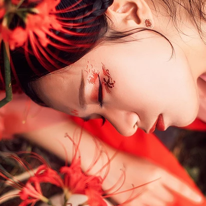妖艷彼岸花紅衣女子頭像，唯美古風(fēng)真人頭像