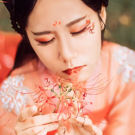 妖艷彼岸花紅衣女子頭像，唯美古風(fēng)真人頭像