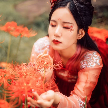 妖艷彼岸花紅衣女子頭像，唯美古風(fēng)真人頭像
