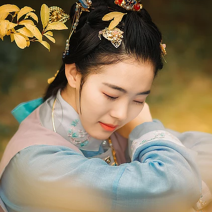 秋風(fēng)帶團(tuán)扇少女頭像，唯美古風(fēng)真人頭像