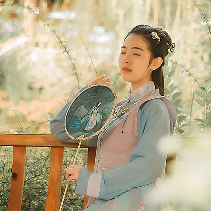 秋風(fēng)帶團(tuán)扇少女頭像，唯美古風(fēng)真人頭像