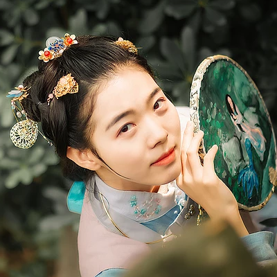 秋風(fēng)帶團(tuán)扇少女頭像，唯美古風(fēng)真人頭像