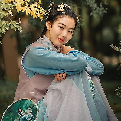 秋風(fēng)帶團(tuán)扇少女頭像，唯美古風(fēng)真人頭像