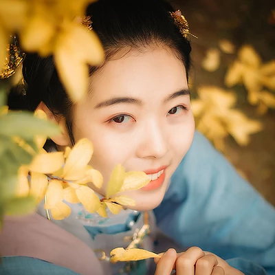 秋風(fēng)帶團(tuán)扇少女頭像，唯美古風(fēng)真人頭像
