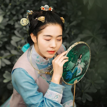 秋風(fēng)帶團(tuán)扇少女頭像，唯美古風(fēng)真人頭像